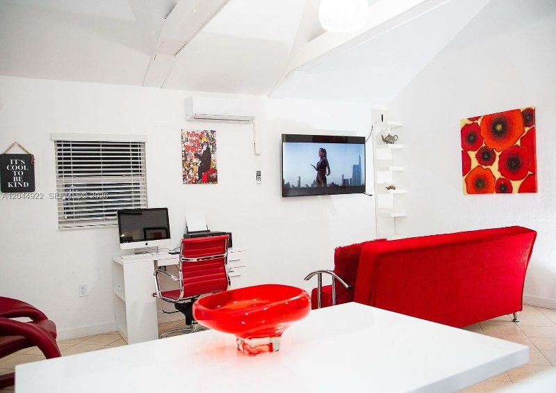 Common room at Recover at Monarch, 947 NE 149th St, Miami